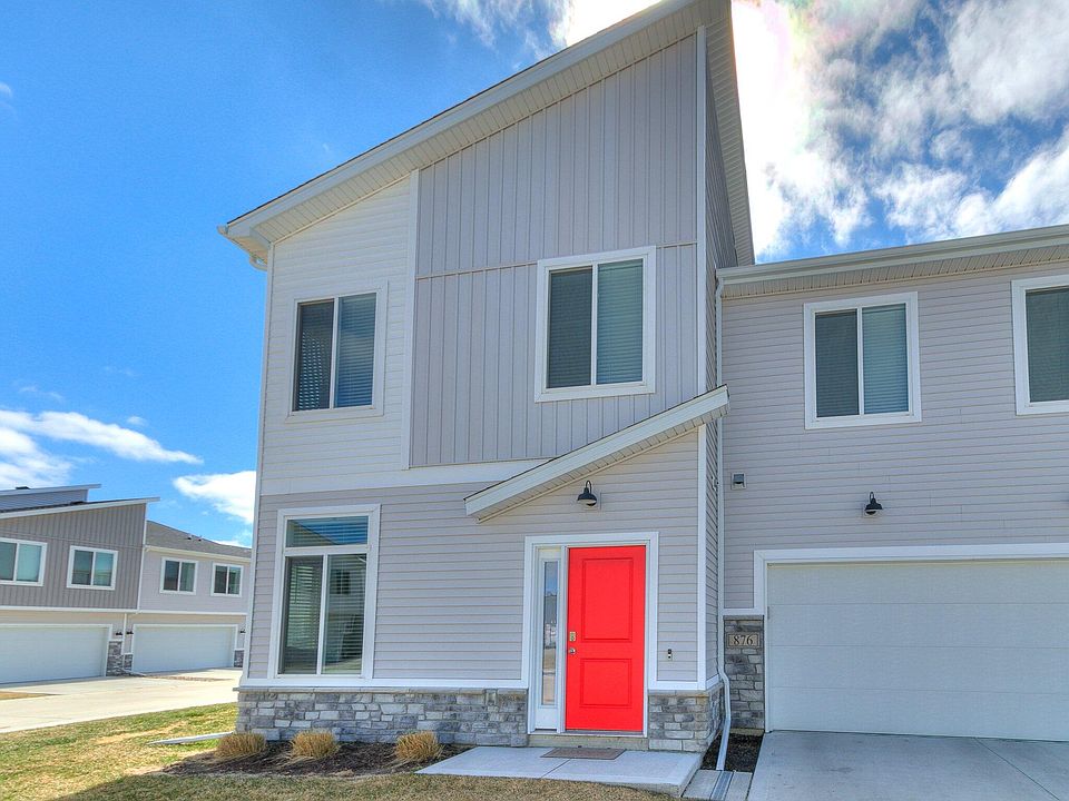 1st image of 876 NE Larkspur Ave