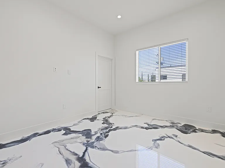 15209 Cohasset St — Photo 32