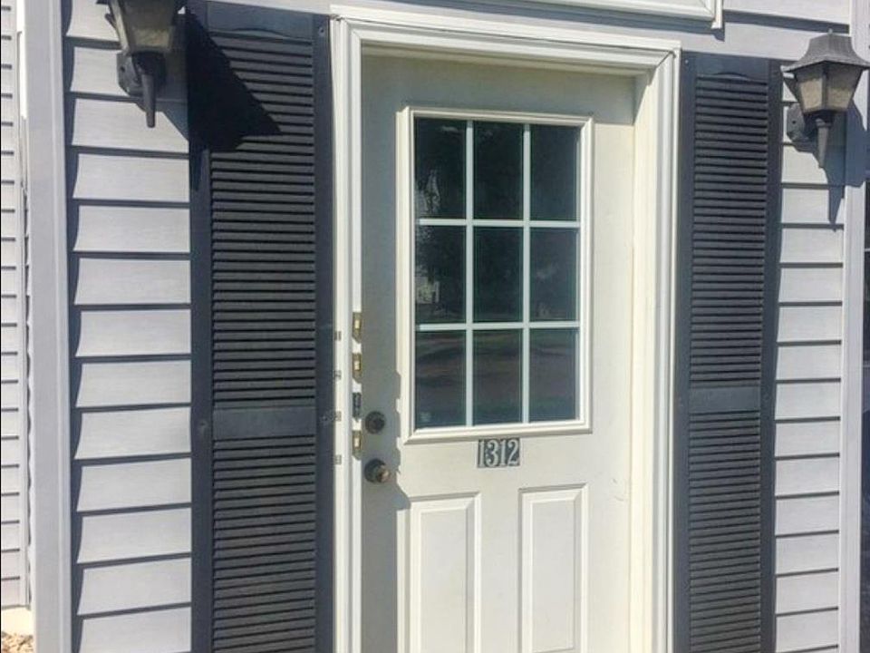 2nd image of 1312 E. 6th St.