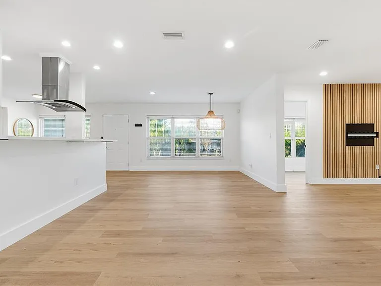 327 Sunny Ln — Photo 10