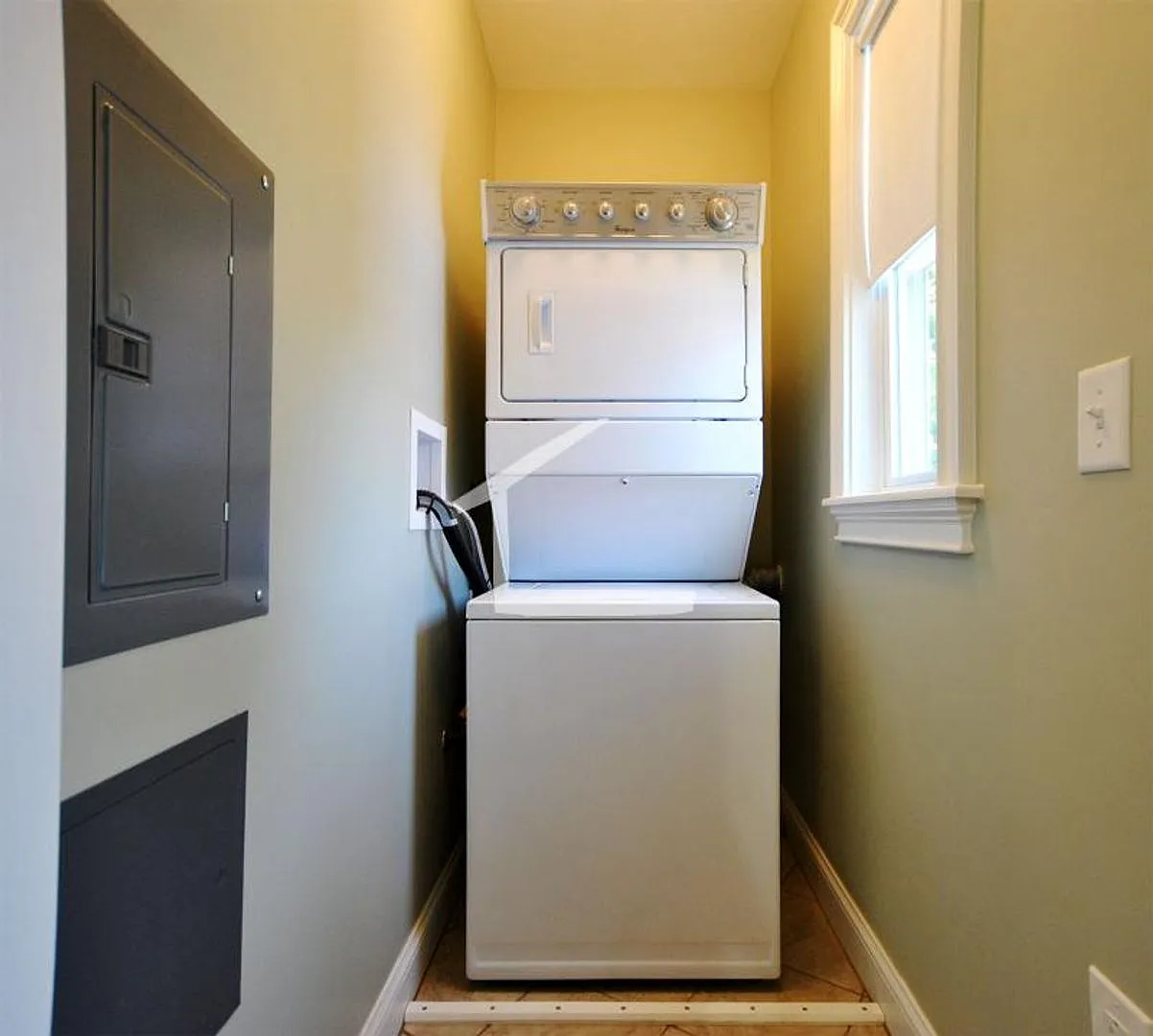 Charming 3 Bedroom-No broker fee — Photo 3