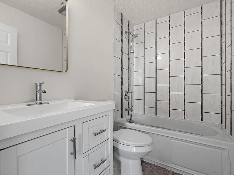 2020 Kildare Ave — Photo 10