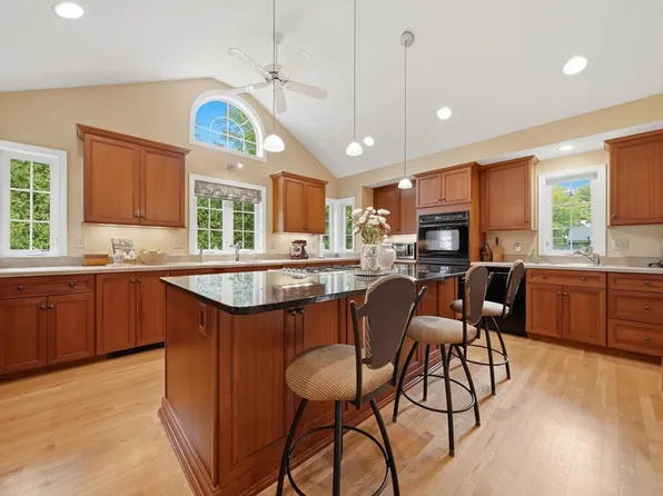 41 Nottingham Dr, Nashua, NH 03062