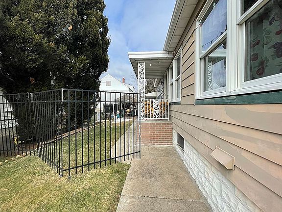 3rd image of 61 Bellair Ave APT 1X