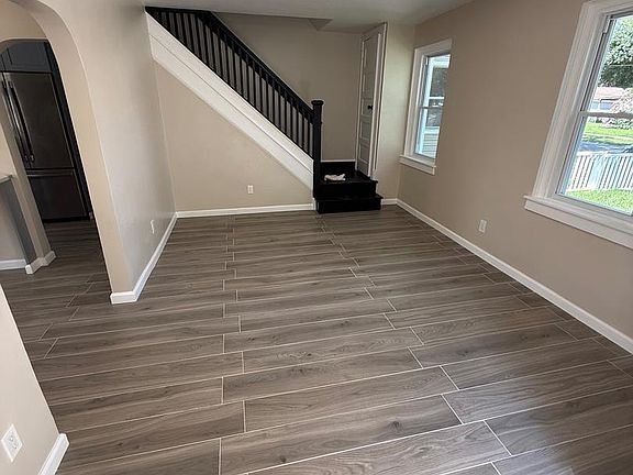 3rd image of 303 Paris Ave