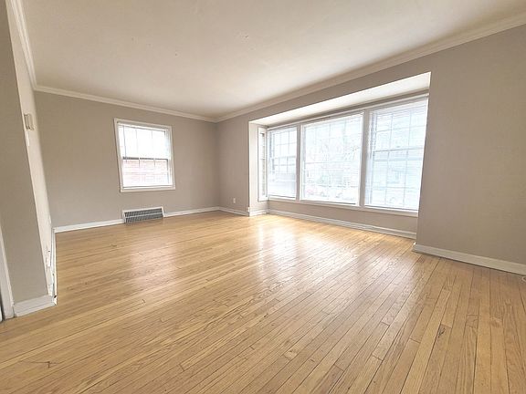 3rd image of 2527 N Lake Dr APT 1