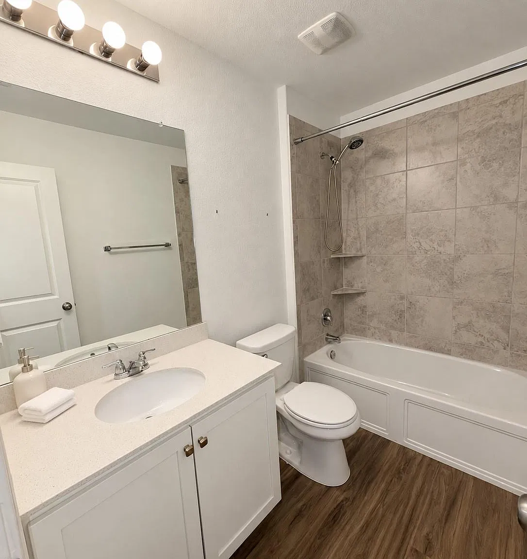 4 bed, 3.0 bath, 2304 sqft, $2,400 — Photo 4