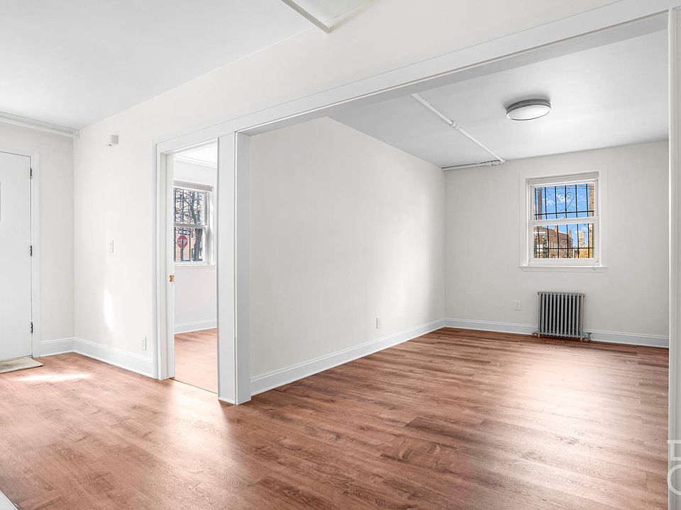 1st image of 32-21 Crescent St #1