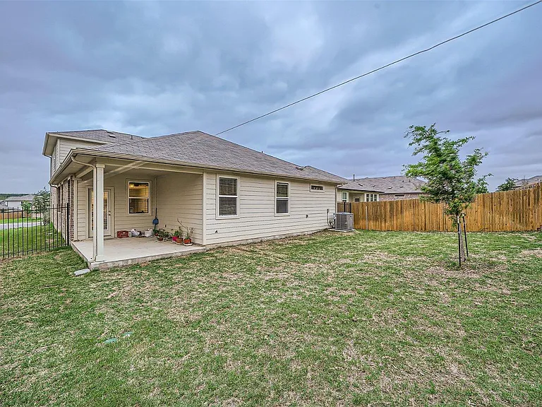 10601 Seguin St — Photo 3