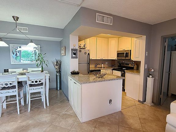4th image of 1050 SE 15th St APT 509