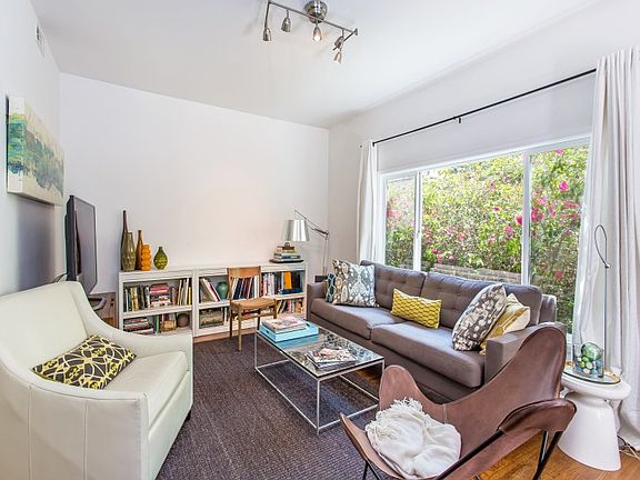 4th image of 1034 1/2 N Hayworth Ave
