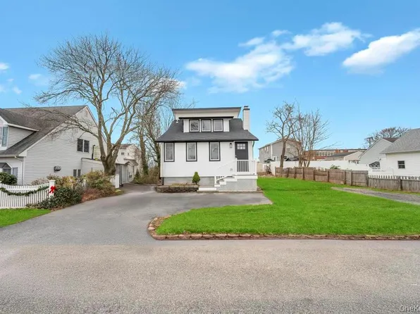 751 S Hickory Street, Lindenhurst, NY 11757