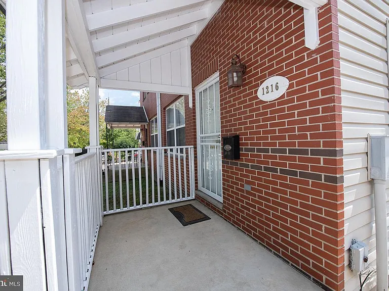 1216 Ogden St — Photo 3