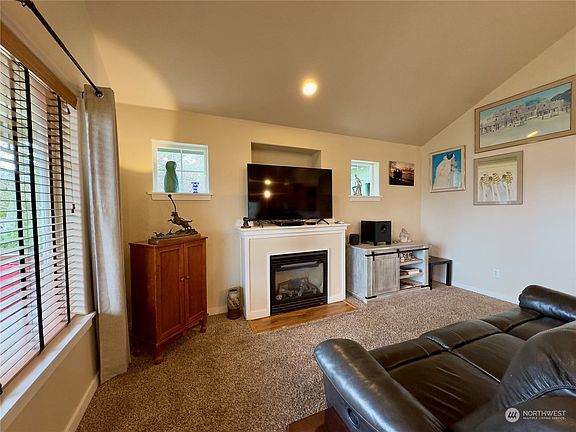 4th image of 670 Island Circle SE
