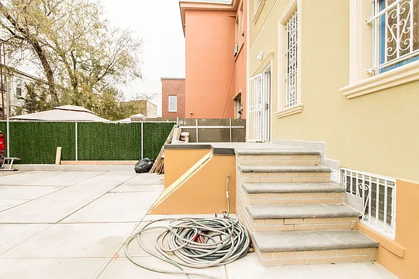 Rented by EXR | media 18