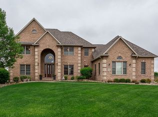 5992 Eagle Ridge Rd, Bettendorf, IA 52722