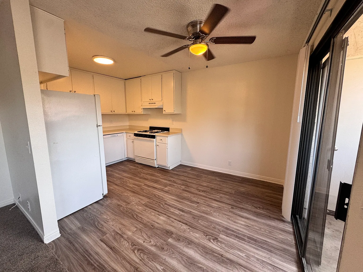 2 bed, 850 sqft, $2,080 — Photo 2