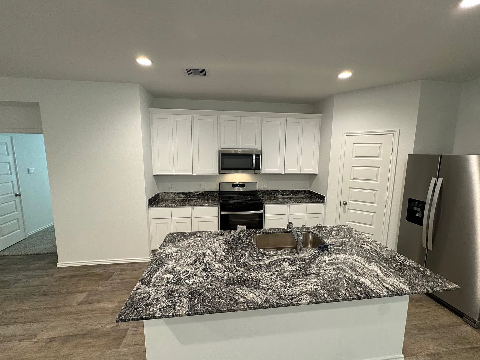 4 bed, 3.0 bath, 2269 sqft, $2,500 — Photo 3