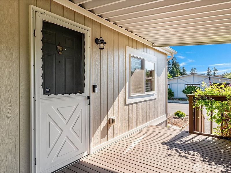 2nd image of 6883 Capricorn Lane NE