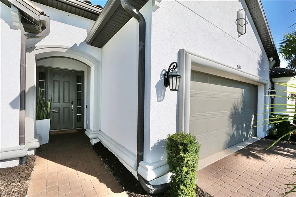 3 bed, 3.0 bath, 2670 sqft, $10,000 — Photo 2