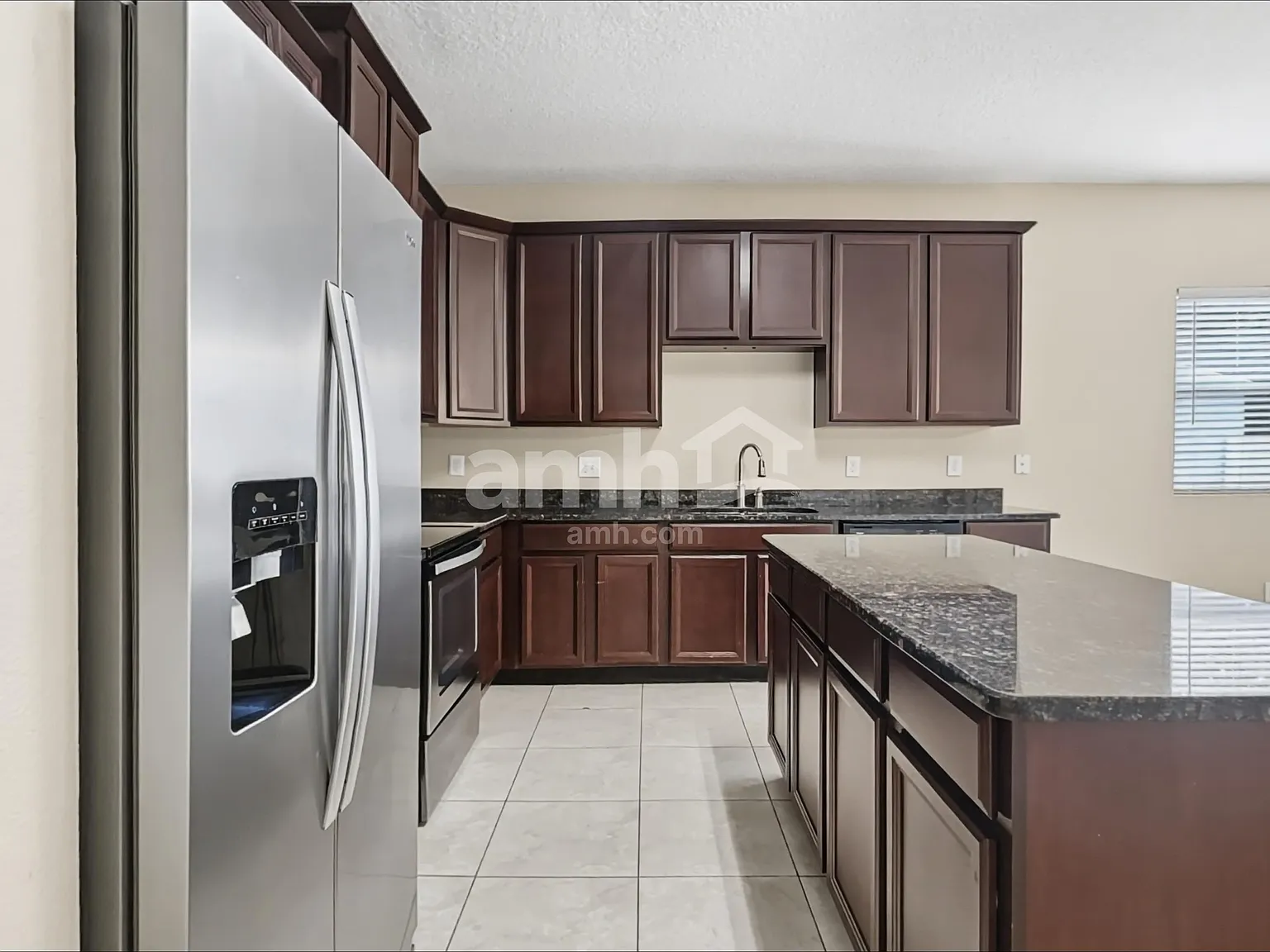 4 bed, 2.0 bath, 2404 sqft, $2,415 — Photo 3