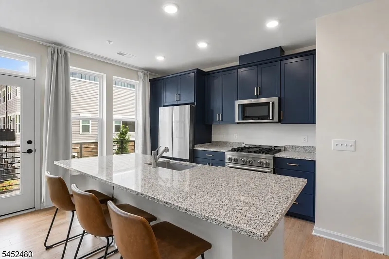 3 bed, 2.5 bath, 1692 sqft, $4,500 — Photo 4