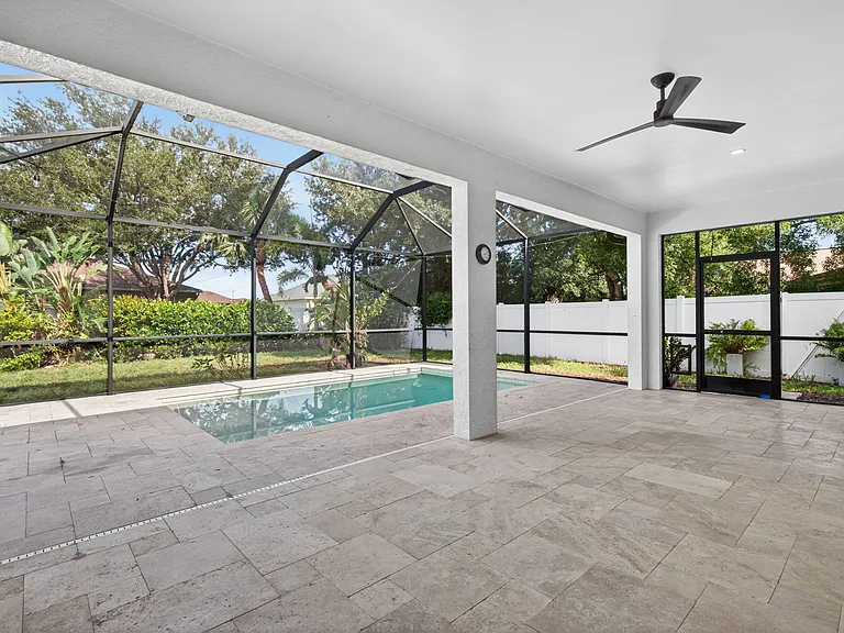 1218 SW 9th Ct — Photo 3