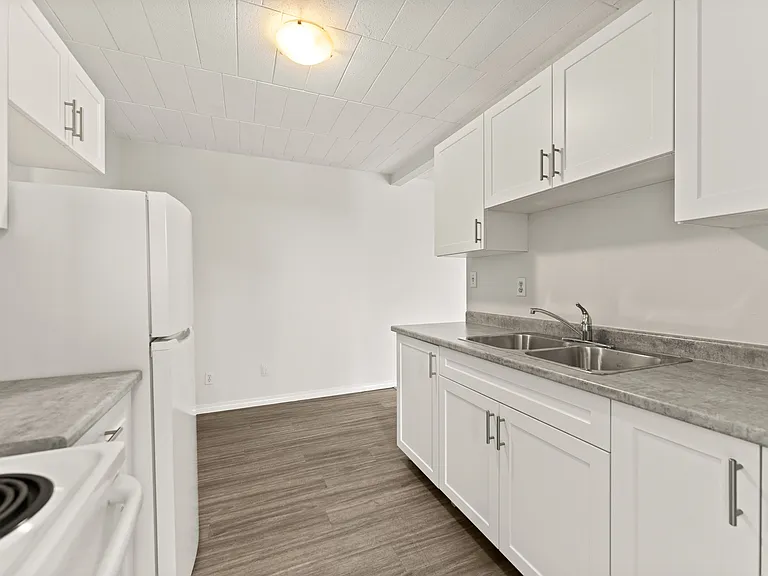 3165 Russell St — Photo 10