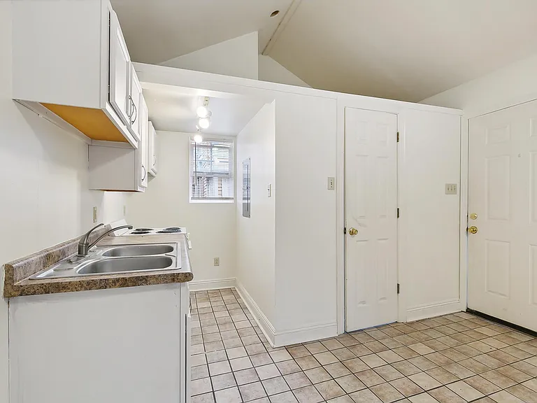 319 S Lopez St #H — Photo 3