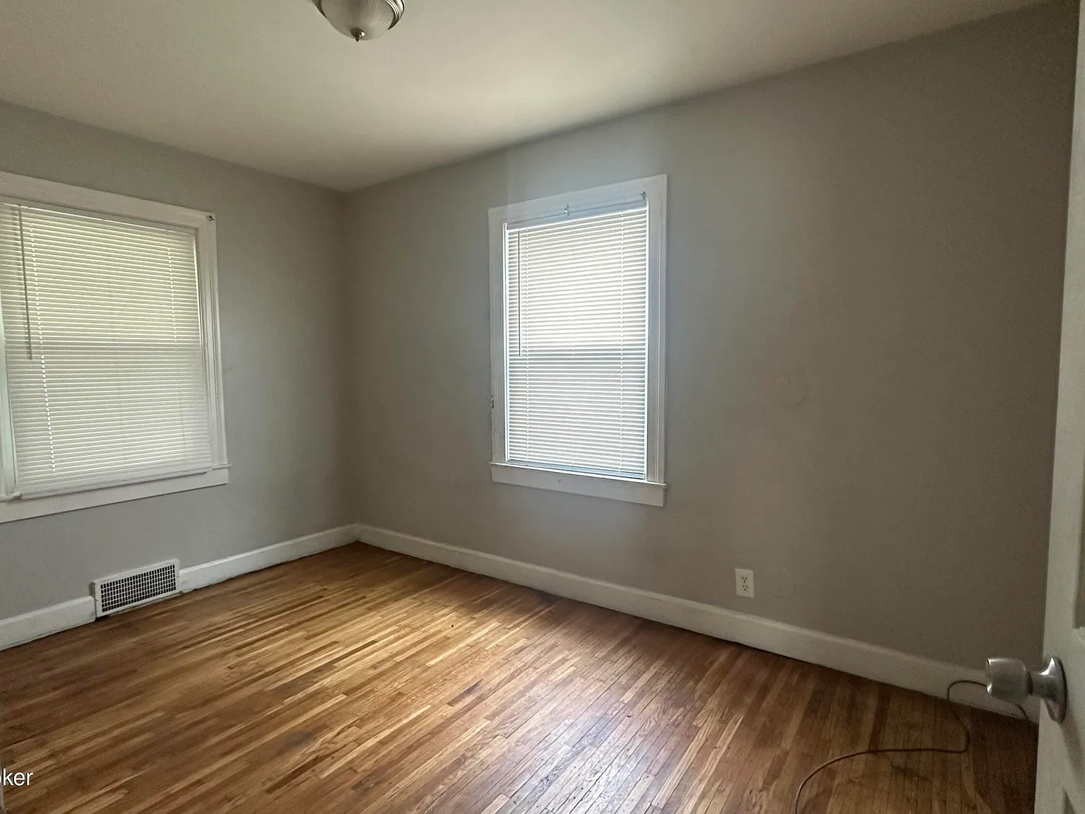 3 bed, 1.0 bath, 924 sqft, $1,400 — Photo 4