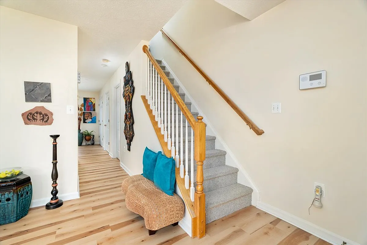 3 bed, 2.5 bath, 1960 sqft, $2,200 — Photo 2