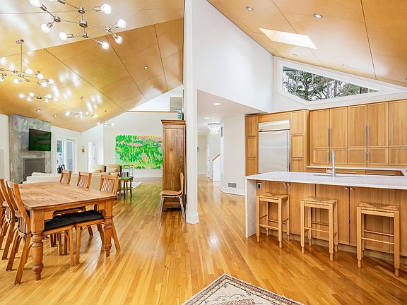3rd image of 19 Saddle Ln