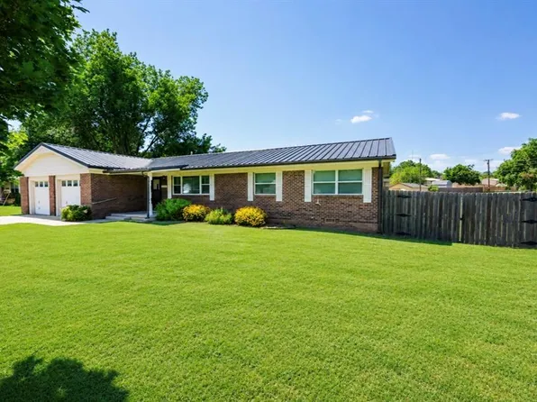 2 Shannon Dr, Chickasha, OK 73018