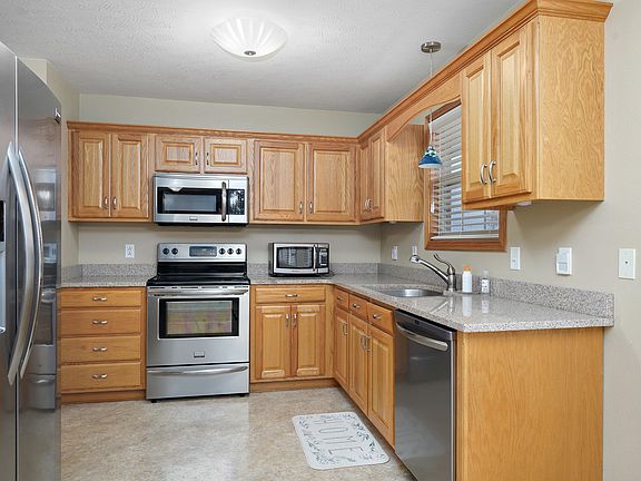 2nd image of 402 Samuel Ct