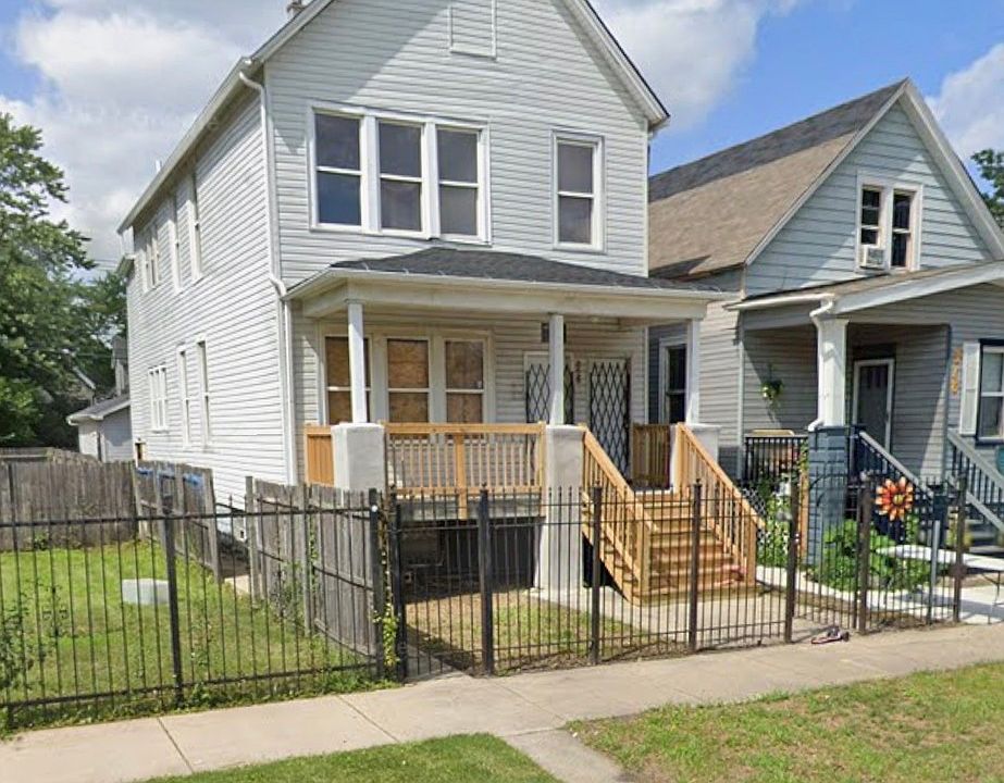 2nd image of 320 W 111th Pl