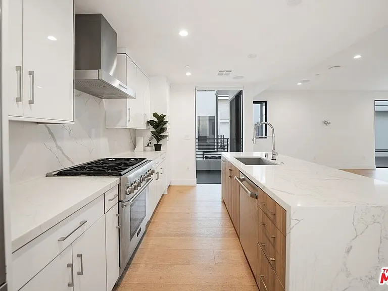 735 N Gramercy Pl — Photo 4