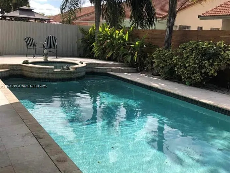 2802 SW 142nd Ct — Photo 2