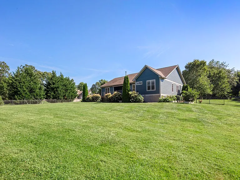 3 Slippery Rock Dr — Photo 32
