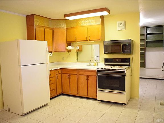 5th image of 1031 Carman Ave