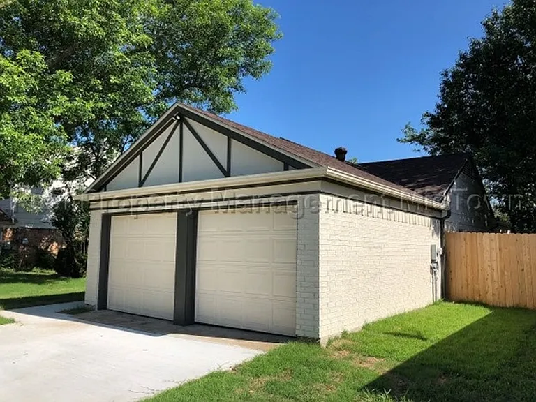 2325 Warwick Ave — Photo 33