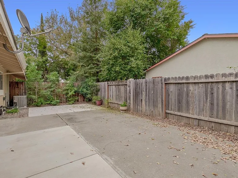 704 Christie Ct — Photo 21