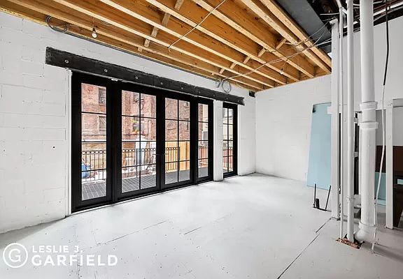 4th image of 526 Hudson St