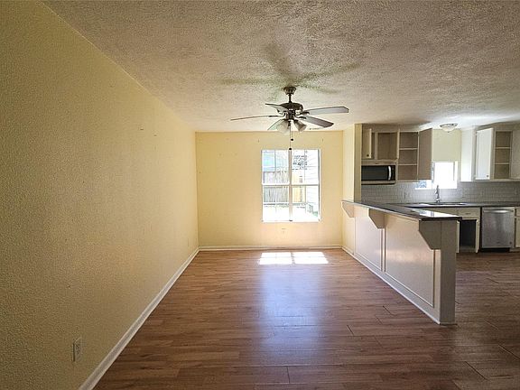 3rd image of 1219 Pilot Point Dr