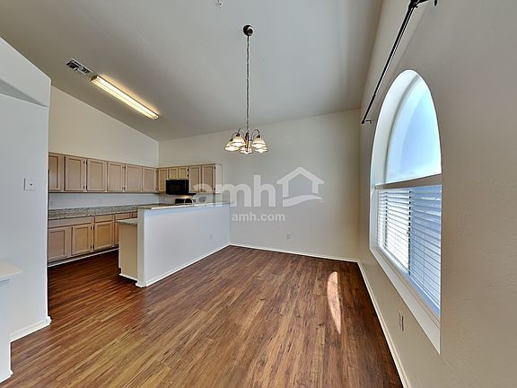 4th image of 539 S Apache Dr