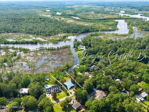 8713 Bayou Castelle Dr, Gautier, MS 39553