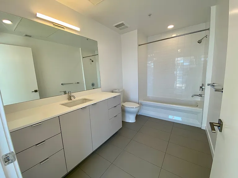 5135 W Adams Blvd #301 — Photo 15