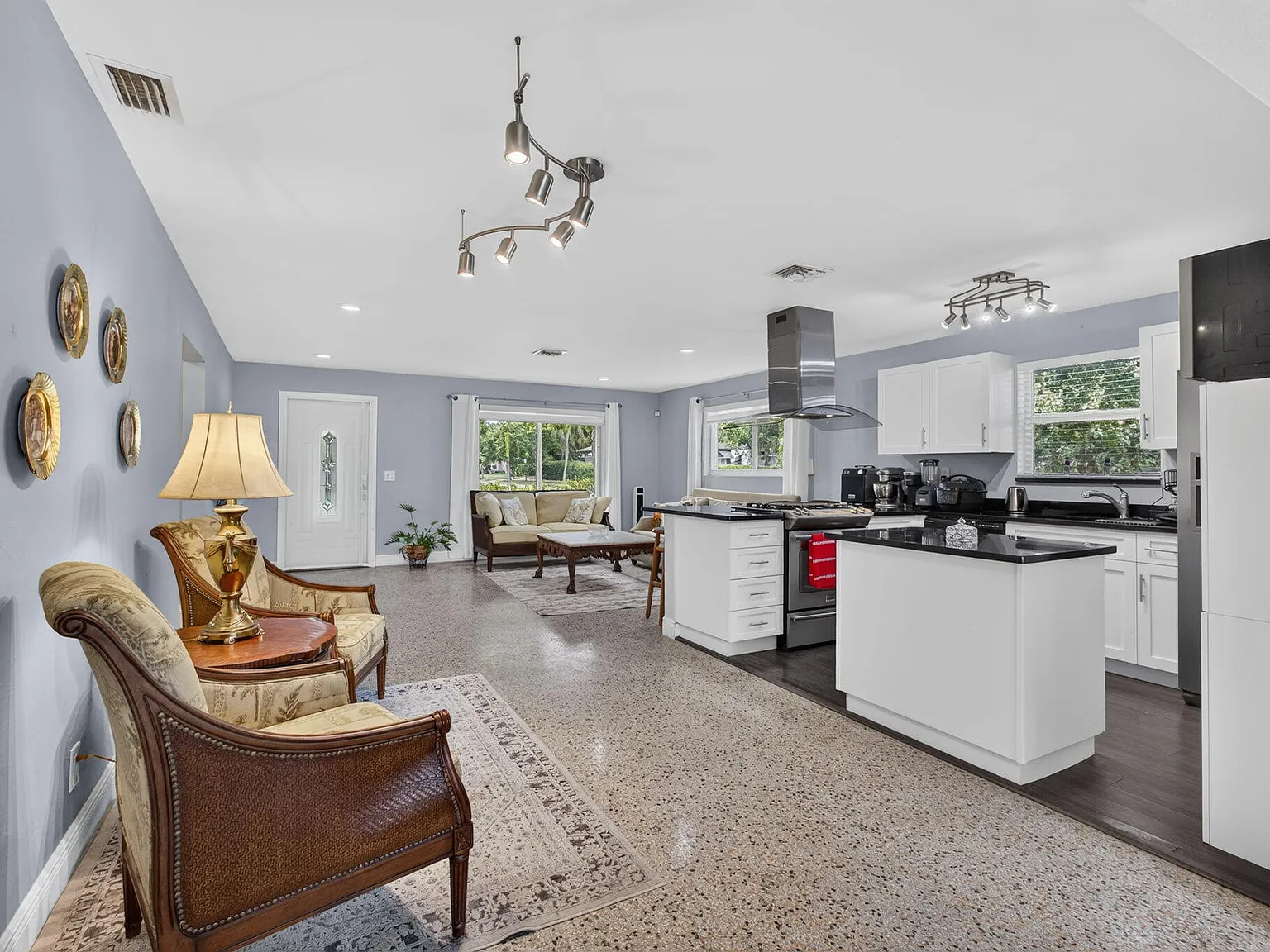 2 bed, 2.0 bath, 1220 sqft, $6,500 — Photo 3