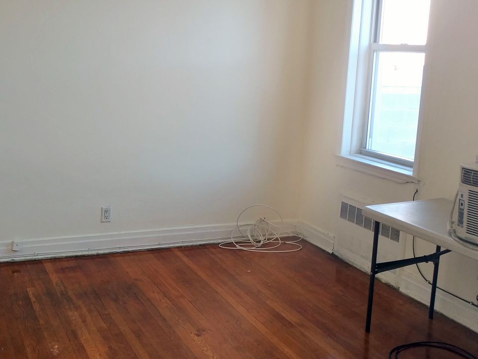 2nd image of 2590 Steinway St