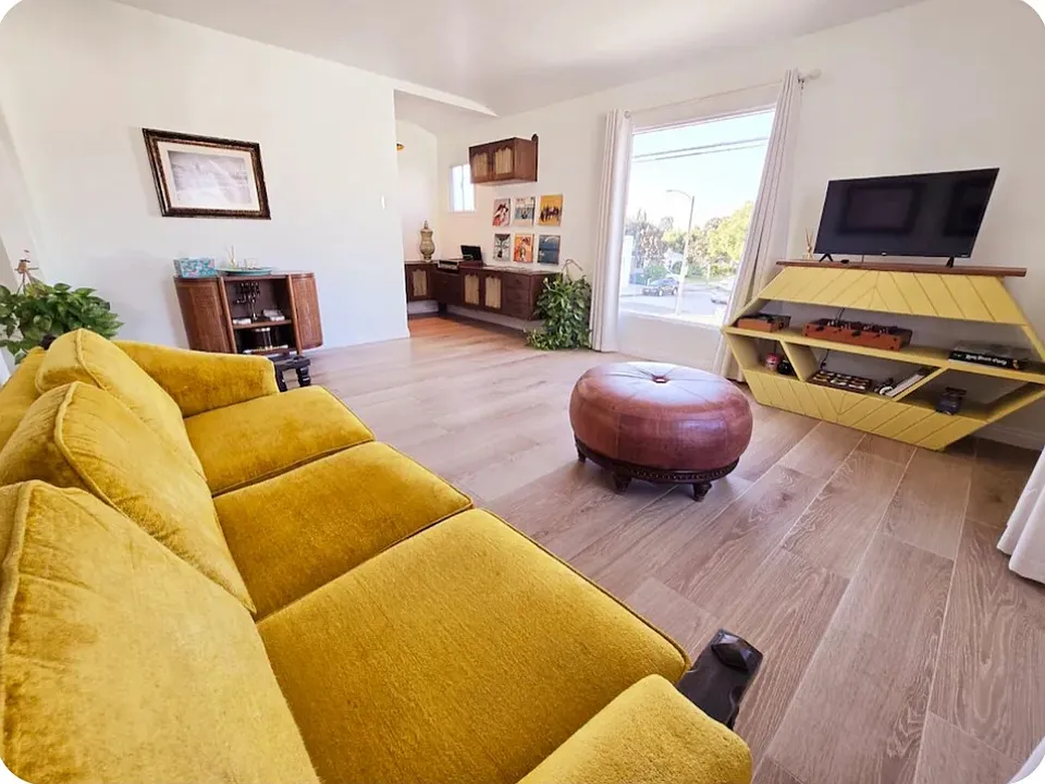 Queen pull out sofa and entertainment room