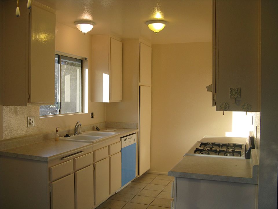 lovely white kitchen, backsplash over range